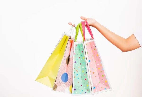 Mão Mulheres Close Segurando Saco Compras Multicolorido Colorido Muitos Pacotes — Fotografia de Stock