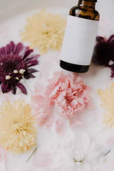 Красивые Цветы Лепестки Белых Роз Деревянном Фоне — стоковое фото