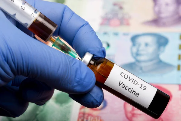 Vaccino Contro Covid Sullo Sfondo Del Denaro Cinese Yuan — Foto Stock