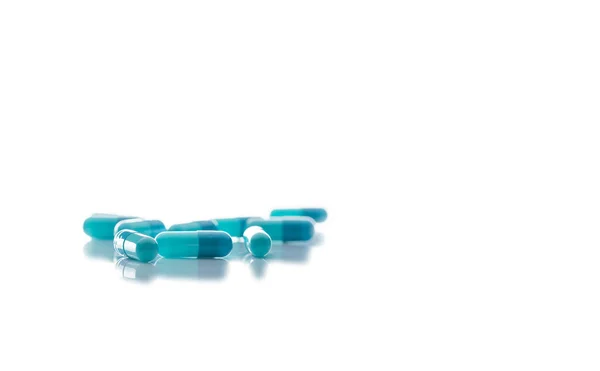 Koncentrálj Kék Kapszula Tablettára Egy Csoport Sötétkék Világoskék Kapszula Tabletták — Stock Fotó