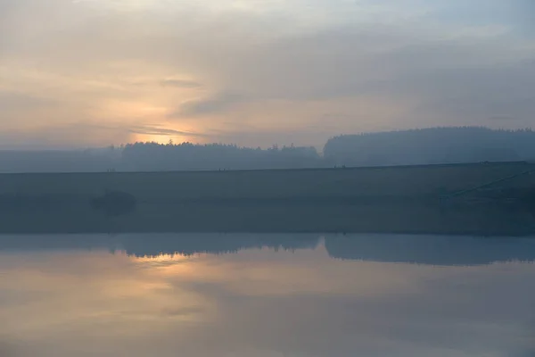 Золотий Захід Сонця Замаскований Туманом Хмарами Зворотнім Падінням Віддалених Фігур — стокове фото