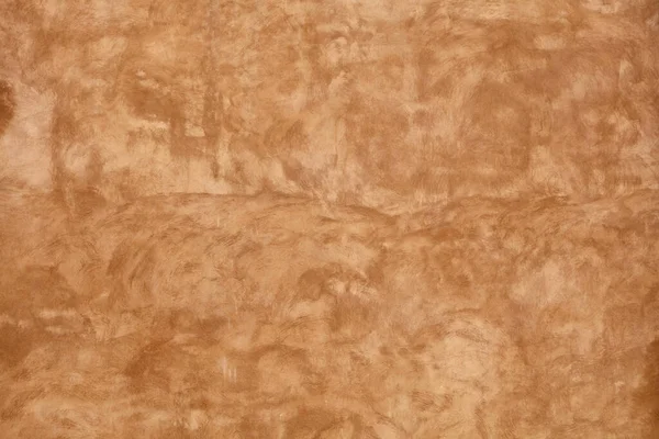 グランジベージュブラウン汚れや絵の具ストロークと不均一な古い年の黄土色の石膏壁のテクスチャの背景を退色 閉じる — ストック写真