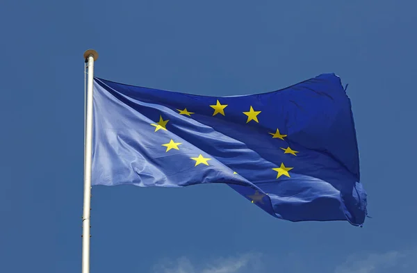 靠近欧盟的旗帜 欧盟在蓝天上迎风飘扬 视角低 — 图库照片