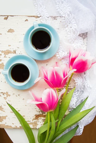 Zwei Tassen Kaffee Und Rosa Tulpen Auf Einem Alten Tisch — Stockfoto