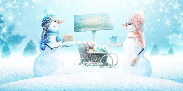 Glad Snögubbe Står Vinter Jul Landskap — Stockfoto
