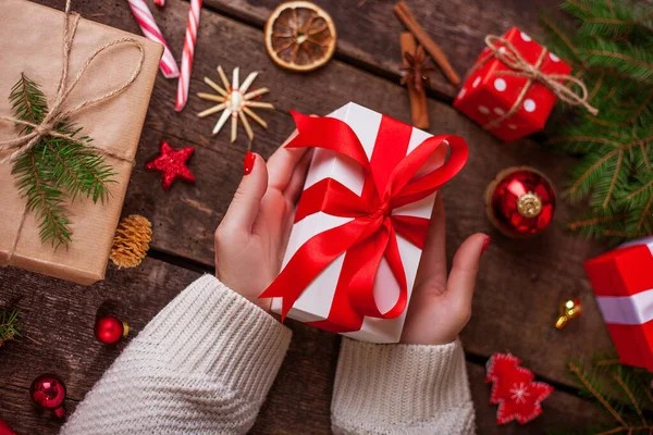 Caja Regalo Papel Regalo Con Cinta Satén Feliz Navidad Concepto — Foto de Stock