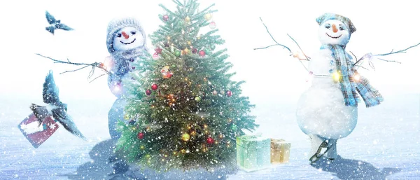 冬のクリスマスの風景の中に立つ幸せな雪だるま — ストック写真