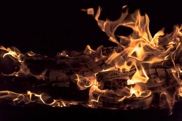 Płonący Ogień Ciemności Zapalenie Drewna Opałowego Pożarze Płonące Płomienie Iskry — Zdjęcie stockowe
