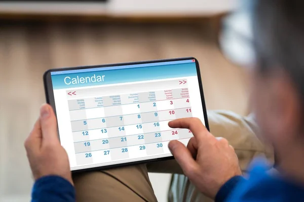 Hombre Usando Agenda Calendario Tablet Computer —  Fotos de Stock