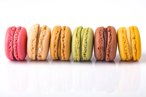 Bunte Macarons Einer Reihe Auf Weißem Hintergrund — Stockfoto