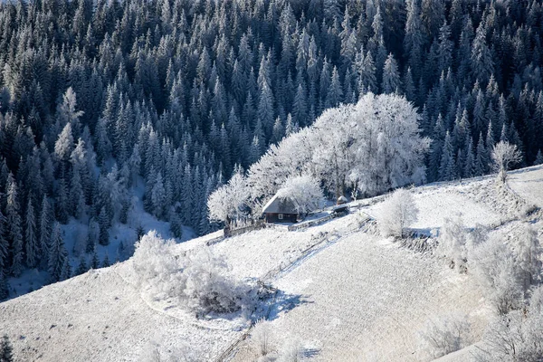 Fantastico Paesaggio Invernale Con Casa Legno Montagne Innevate Vacanze Natale — Foto Stock