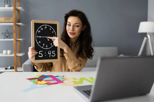 Grundschullehrerin Erklärt Videoanruf — Stockfoto