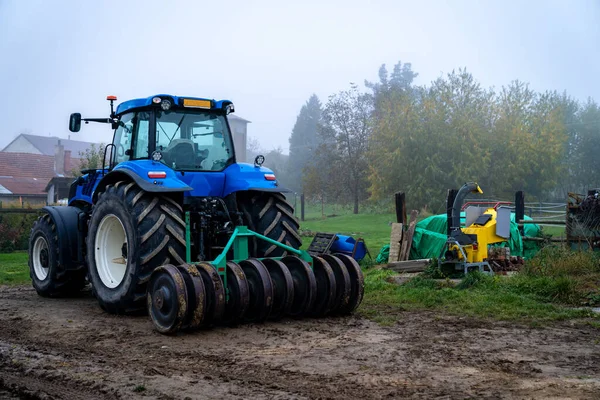 Traktor Pflügt Das Feld Auf Dem Land — Stockfoto