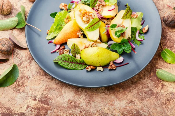 Vitaminesalade Met Peer Zuring Peterselie Munt Herfstsalade Met Peer Kruiden — Stockfoto