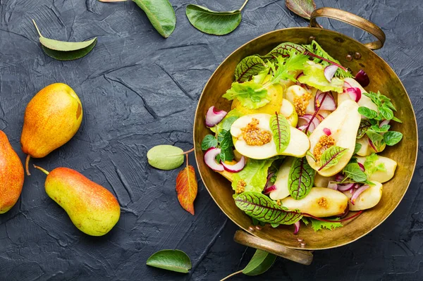 Vitaminesalade Met Peer Zuring Peterselie Munt Herfstsalade Met Peer Kruiden — Stockfoto