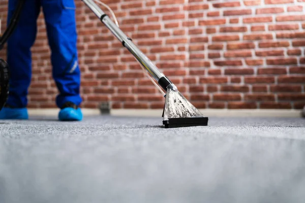 Janitor Tapete Limpeza Com Aspirador Casa — Fotografia de Stock