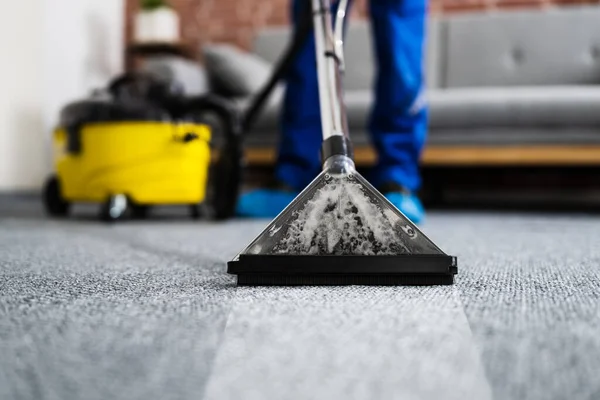 Hausmeister Putzt Teppich Mit Staubsauger Hause — Stockfoto