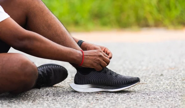 Cerca Corredor Deportivo Asiático Negro Hombre Sentado Zapato Tratando Zapatillas — Foto de Stock
