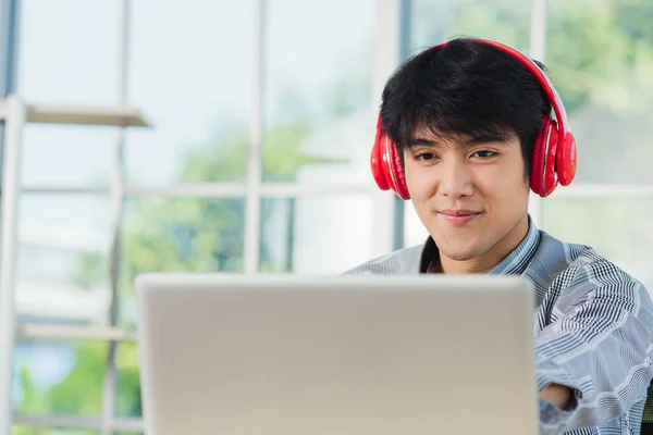 Азіатський Молодий Бізнесмен Щасливий Червоними Навушниками Які Він Сидить Робочому — стокове фото