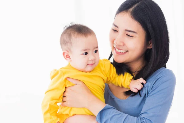 美しい若いアジアの母親の肖像彼の新生児を抱いて彼女の腕の中で彼女の家 親お母さん抱擁彼女の新生児 幸せな家族 — ストック写真