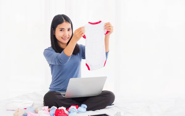 Mère Asiatique Faisant Des Achats Ligne Pour Ses Vêtements Bébé — Photo