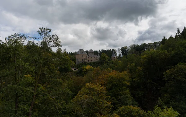 秋天在Belgium村被称为Robertsville的Reinhardstein城堡 — 图库照片