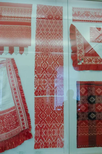 Zblízka Červené Bílé Hedvábné Tkaniny — Stock fotografie