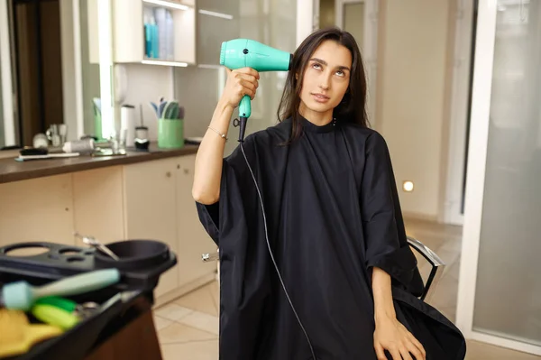 Cliente Femminile Mette Asciugacapelli Alla Testa Nel Salone Parrucchiere Donna — Foto Stock