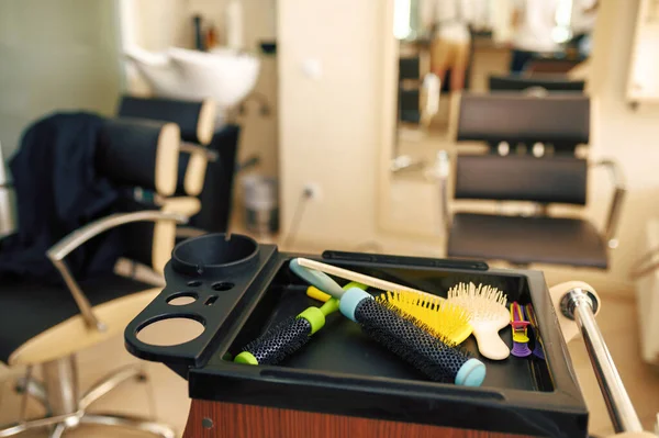 理发师设备 不同的梳子 顶部视图 理发店 没有人 美发店的发型师工具 美容业 专业服务 — 图库照片