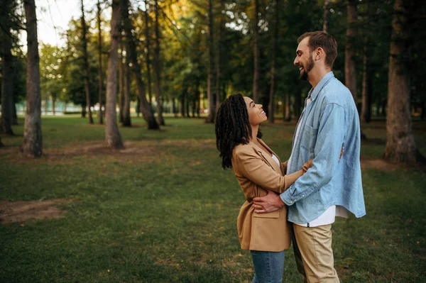 Happy Love Couple Embracing Romantic Walking Park Man Woman Relax — Stock Photo, Image