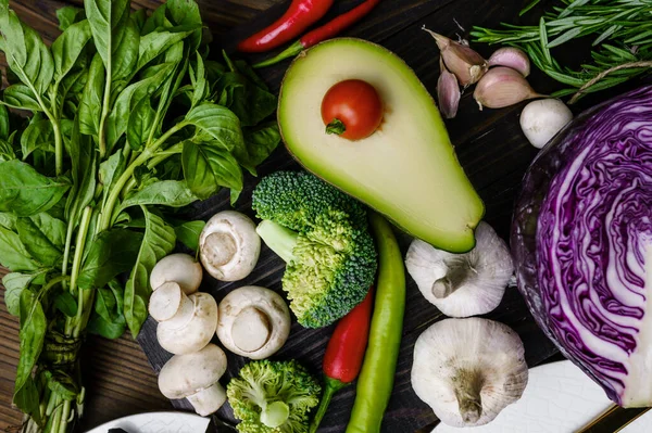 Primeros Planos Verduras Frescas Aguacate Sobre Fondo Madera Comida Vegetariana —  Fotos de Stock