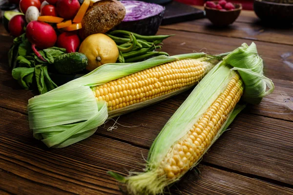 Maïs Frais Sur Fond Bois Épis Maïs Aliments Végétariens Biologiques — Photo