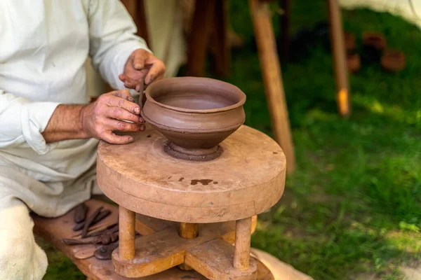 Artesano Artesano Fabricación Cerámica Arcilla Rueda Alfareros Recreación Histórica Estilo — Foto de Stock