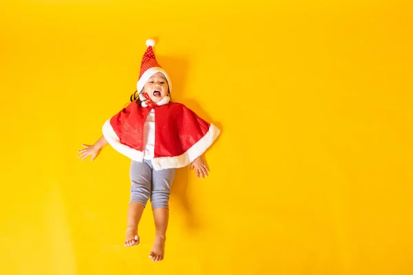 Asyalı Küçük Şirin Kız Gülüşü Noel Baba Kılıklı Bir Çocuğun — Stok fotoğraf