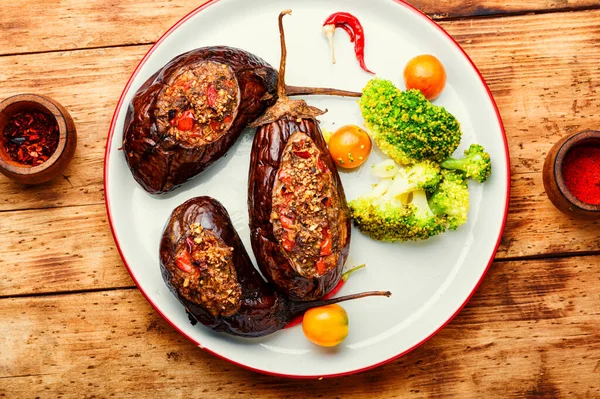 Aubergine Farcie Tomate Brocoli Sur Table Rustique Bois — Photo