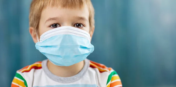 Niño Máscara Protección Cara Médica Interior Sobre Fondo Azul Niña — Foto de Stock