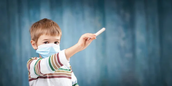 Niño Máscara Protección Cara Médica Interior Sobre Fondo Azul Niño — Foto de Stock