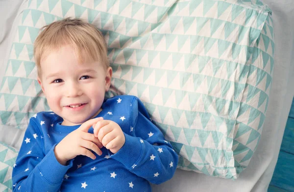 Трехлетний Ребенок Лежит Постели Мальчик Подушке Спальне — стоковое фото