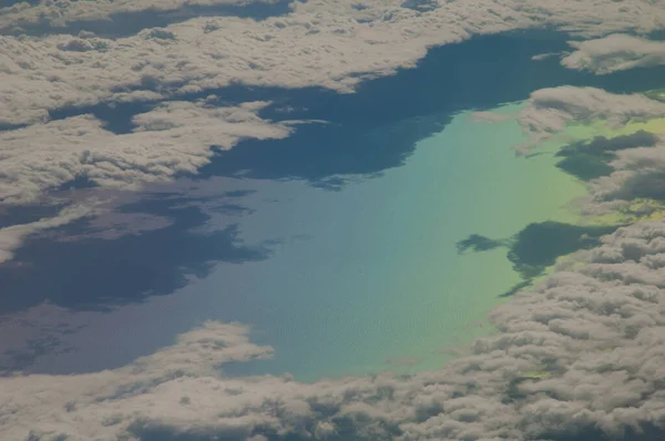 의에게 해안의 북쪽에서는 비행기를 보았다 비행기 창문을 때생기는 색깔들 — 스톡 사진
