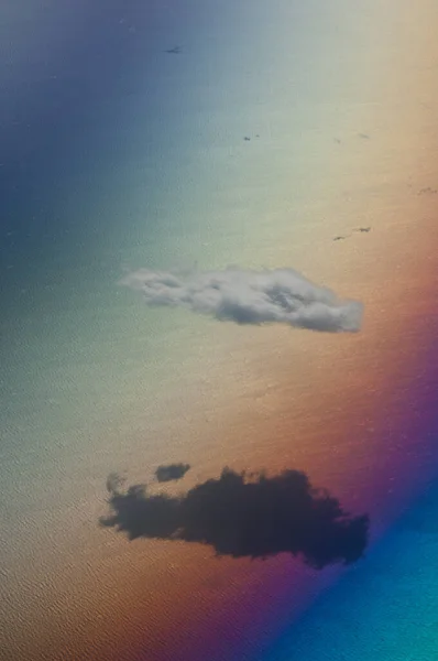 북부에 구름은 비행기에서 관측되었다 비행기 창문을 때생기는 색깔들 — 스톡 사진