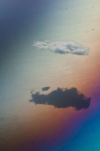 북부에 구름은 비행기에서 관측되었다 비행기 창문을 때생기는 색깔들 — 스톡 사진