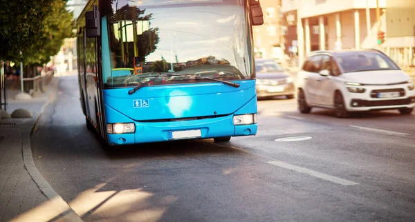 Bus Déplaçant Sur Route Ville Tôt Matin Vue Sur Trafic — Photo