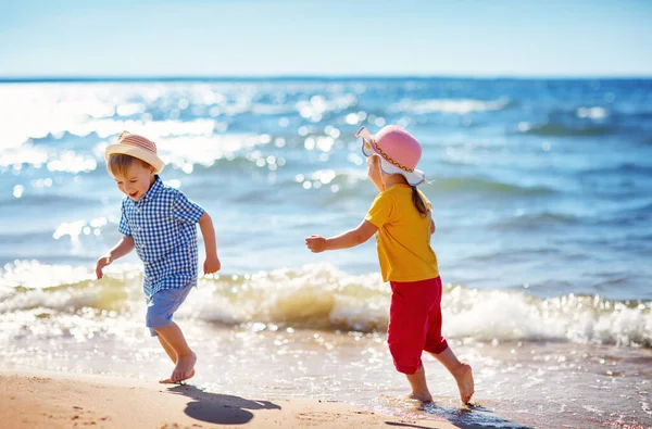 Chłopiec Dziewczynka Bawią Się Plaży Letnich Wakacjach Dzieci Przyrodzie Pięknym — Zdjęcie stockowe