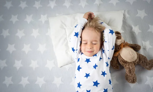Criança Seis Anos Dormindo Cama Travesseiro Com Despertador Ursinho Pelúcia — Fotografia de Stock