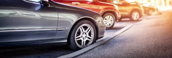 Carros Movendo Estrada Cidade Início Manhã Vista Para Automóveis Estacionados — Fotografia de Stock