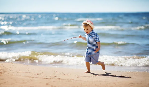 Niño Caminando Mar Con Sombrero Paja Niño Vacaciones Verano Playa — Foto de Stock