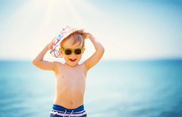 Három Éves Fiú Mosolyogva Strandon Kalap Napszemüveg Tengeri Vakáció Gyermek — Stock Fotó