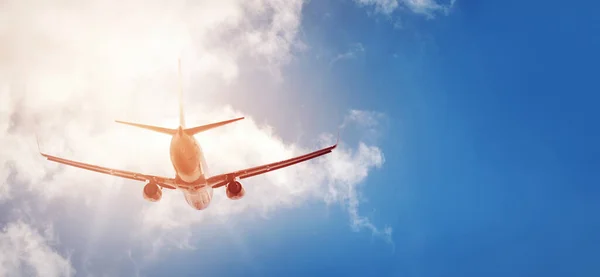 Avião Momento Aterrissagem Fundo Céu Azul Com Nuvens Brancas Turbina — Fotografia de Stock