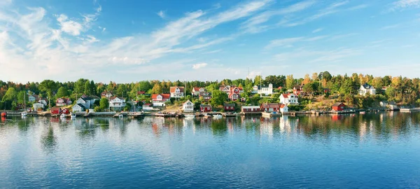 Pequenas Ilhas Manhã Perto Estocolmo Paisagem Sueca Com Casas Vermelhas — Fotografia de Stock