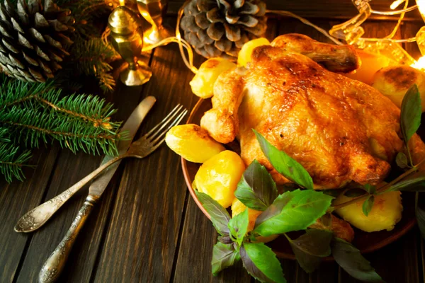 Gegrilltes Hühnchen Mit Ofenkartoffeln Auf Einem Dunklen Holztisch — Stockfoto